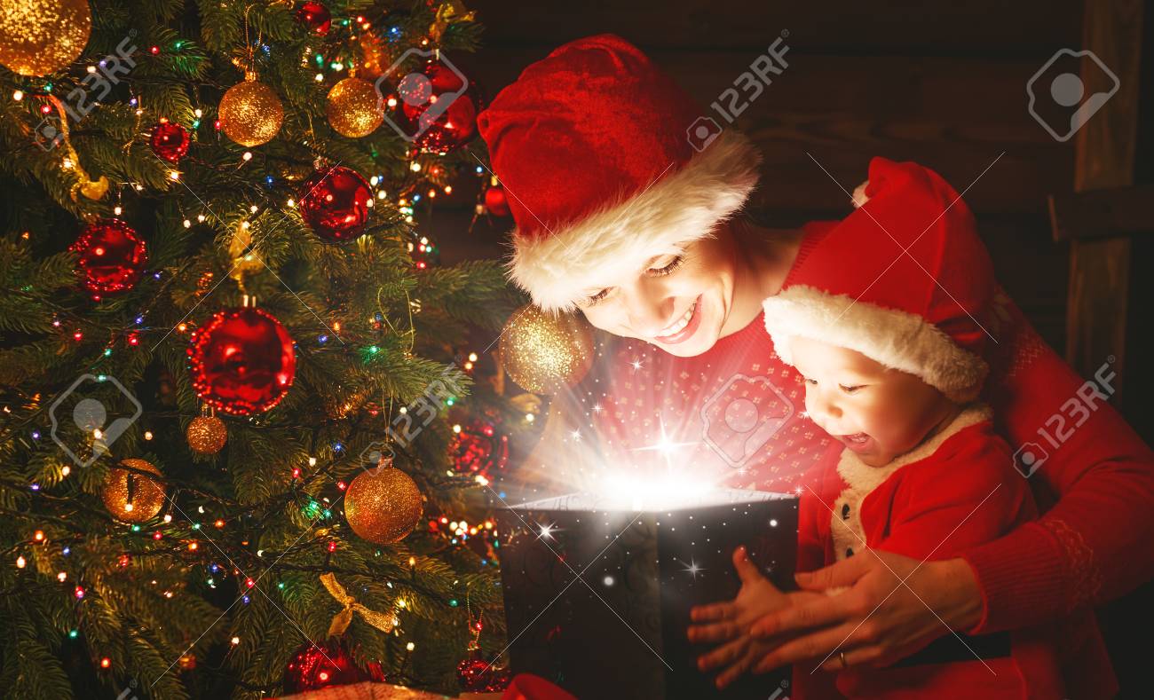Mere noel avec cadeau