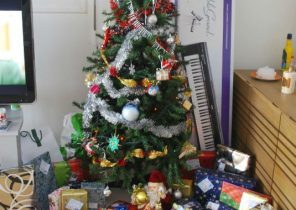 Cadeau de noël au pied du sapin