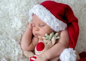 Enfant ouvre cadeau de noel