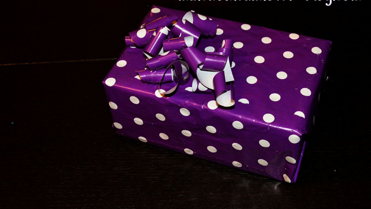 Papier cadeau noel violet