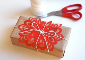 Emballer un cadeau noel