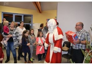 Remise de cadeau pere noel