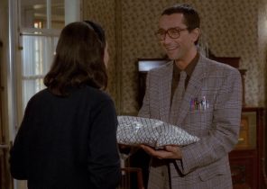 Le père noel est une ordure scène du cadeau