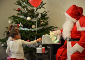 Pere noel donne cadeau