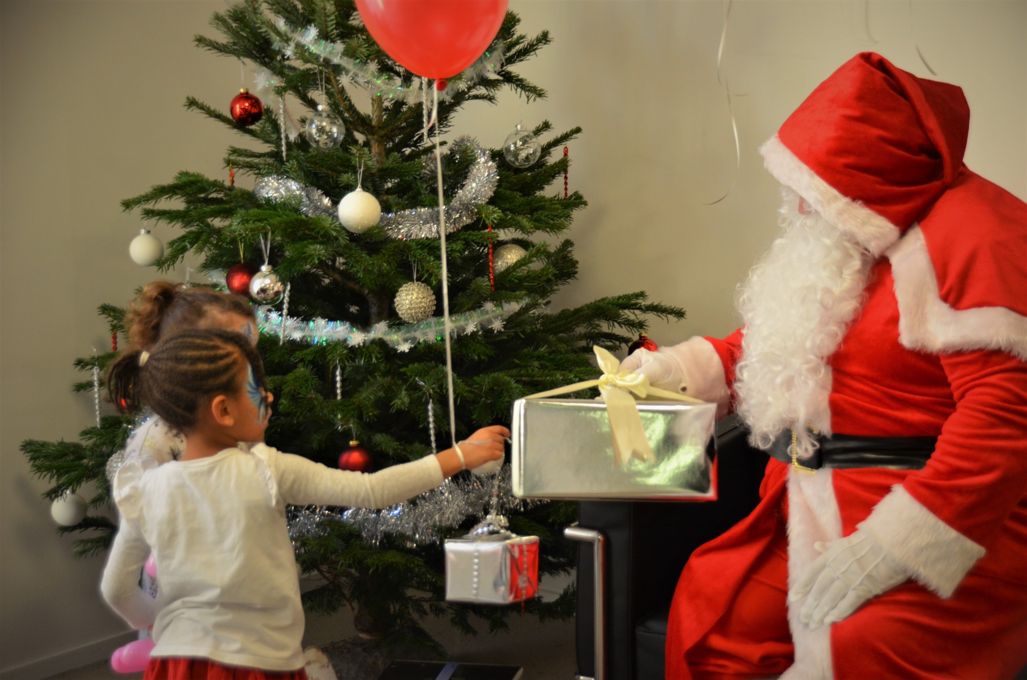 Pere noel donne cadeau