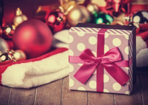 Cadeau de noël sous sapin